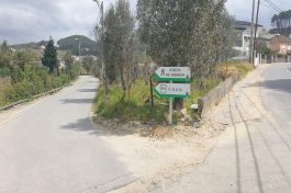 Dois sinais tipo seta num cruzamento, com Igreja de Arroios e C.S.J.A.. (2021)