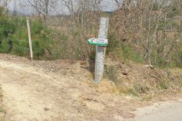 Sinal tipo seta num cruzamento do percurso pedestre. (2021)